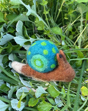 Load image into Gallery viewer, Felted snail