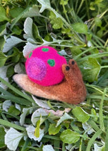 Load image into Gallery viewer, Felted snail